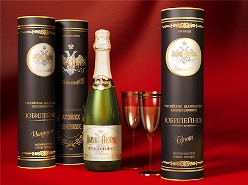 Знаменитое шампанское «Абрау-Дюрсо», – единственное, подаваемое ныне к Высочайшему столу, – известно уже по всей России; он вывозится теперь и за границу