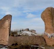 Хакасия. Менгиры. Охранные камни древнего захоронения. Ворота царей или Салбыкские ворота 
